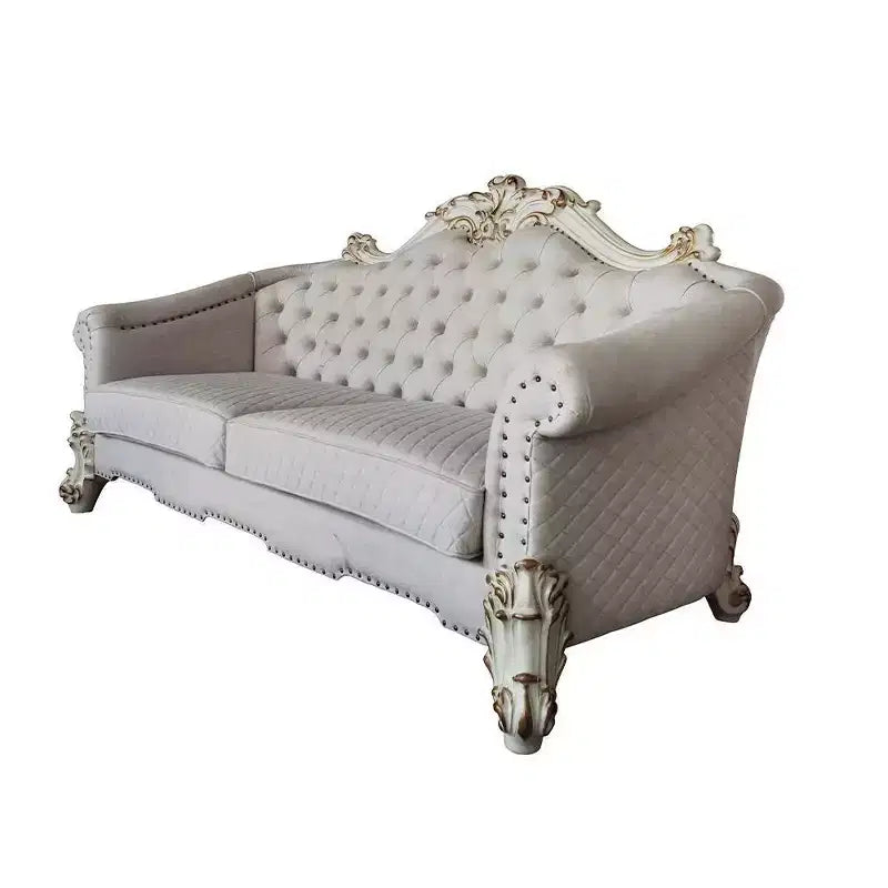 Divano Vendome II da 89": tradizionale, rivestito in bianco sporco con bottoni e borchie, finitura anticata, 3 cuscini decorativi