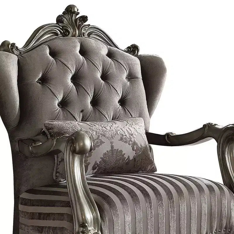 Poltrona Versailles con 1 cuscino in velluto/finitura platino anticato - Acme Furniture
