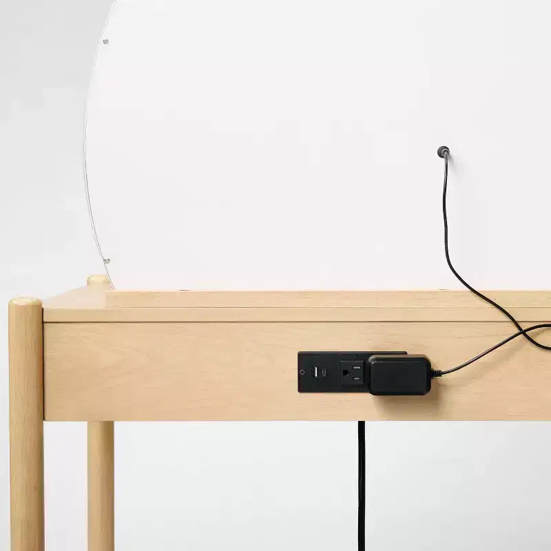 Toeletta con specchio illuminato, cassetti e presa elettrica - Threshold™ disegnato con Studio McGee