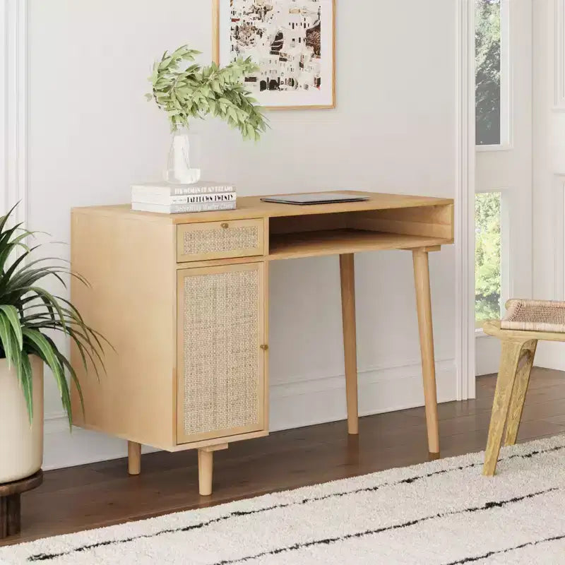 Scrivania Nathan James Boho con Vano Contenitore, Pino Caldo e Rattan: Design Moderno Stile Fattoria, Ferramenta Dorata, Gestione Cavi