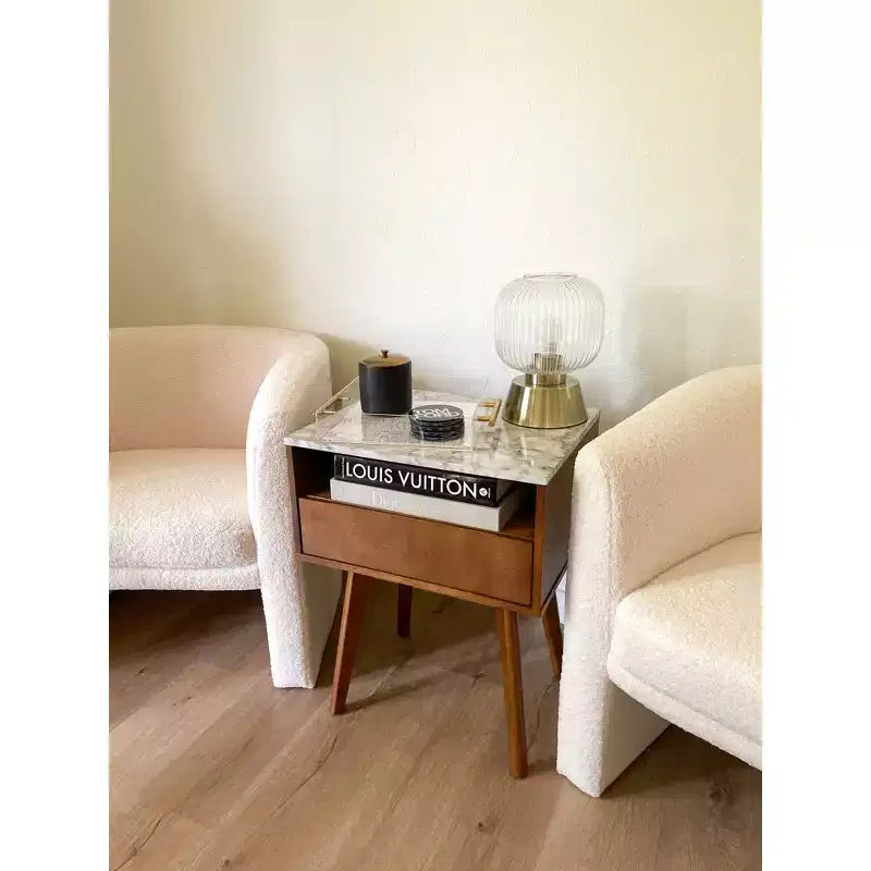 Tavolino da Comodino con Cassetto Portaoggetti in Legno Massello e Finto Marmo da 25" - Nathan James