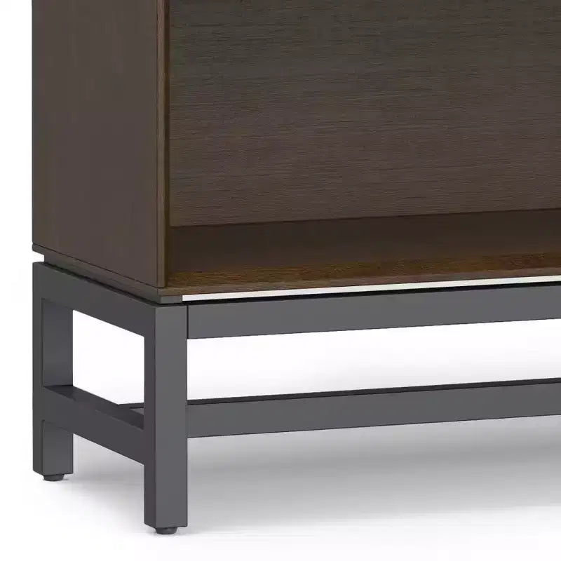 WyndenHall 30" Libreria bassa larga Devlin Noce marrone