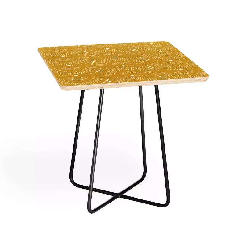 Tavolino Heather Dutton Rise and Shine Giallo/Nero - Deny Designs: Betulla baltica, Gambe in acciaio, Design d'artista