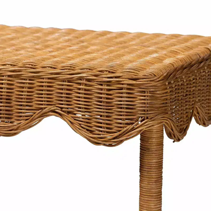 Bali & Pari Oteria Tavolino in Rattan con Bordo Ondulato Miele Chiaro