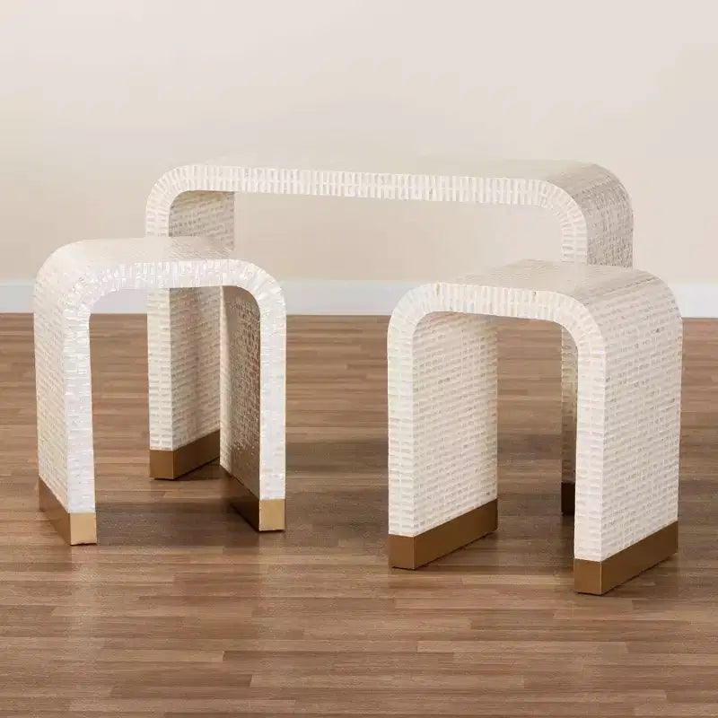 Bali & Pari Set 3 tavolini Carlyn con conchiglie capiz in madreperla, beige/bianco/oro