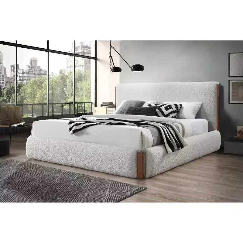Letto Queen 88.98" Sandro con finitura bouclé bianco e noce - Acme Furniture: Rivestimento in lino, Struttura cromata, Montaggio senza attrezzi
