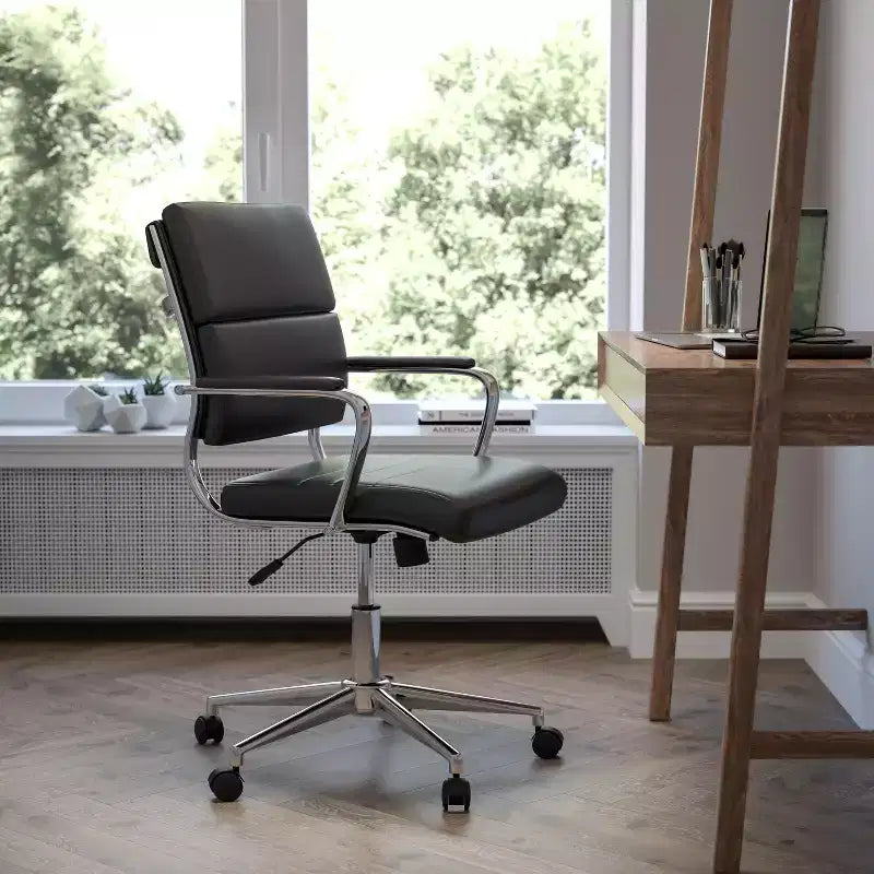Sedia da ufficio direzionale girevole Flash Furniture con pannello contemporaneo in similpelle e schienale medio