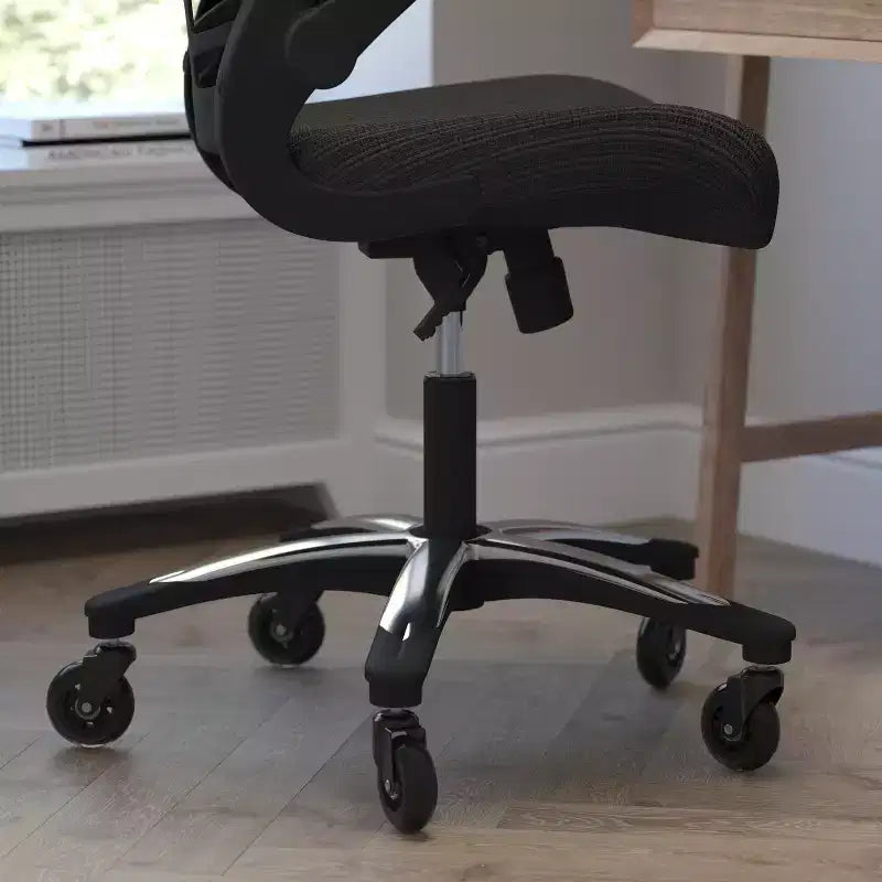 Sedia da Ufficio Direzionale Ergonomica Girevole Flash Furniture Kelista, con Schienale Alto in Rete Nera, Braccioli Ribaltabili e Rotelle Trasparenti