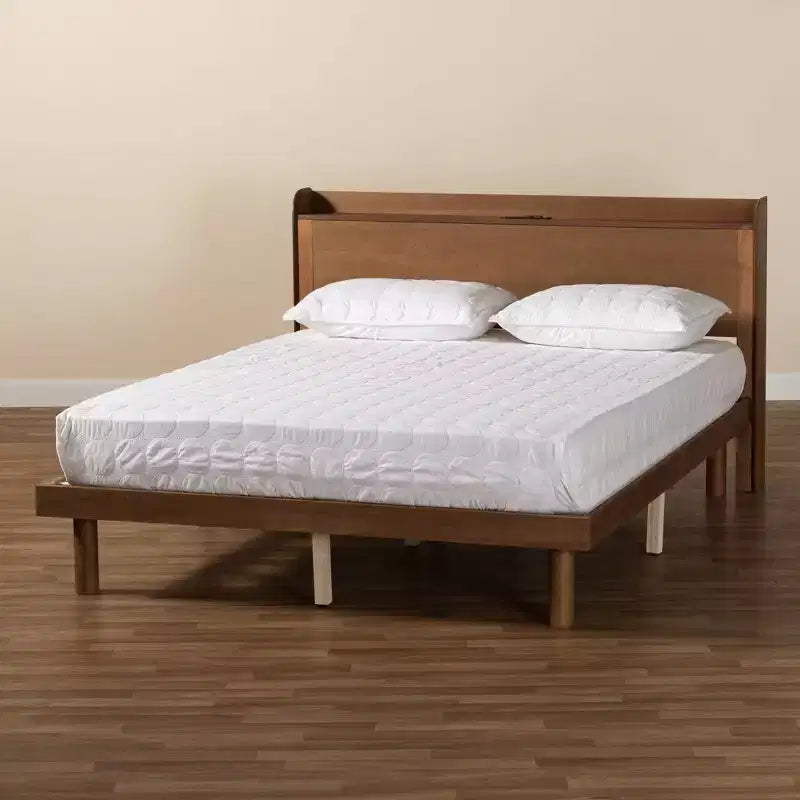 Decker Wood Platform Bed con Stazione di Ricarica Marrone Noce - Baxton Studio