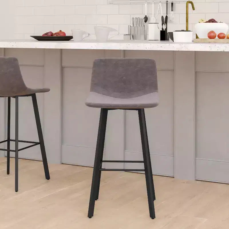 Emma e Oliver Set di Due Sgabelli da Bar Imbottiti Moderni da 76 cm, Struttura in Metallo Opaco e Piedini in Plastica