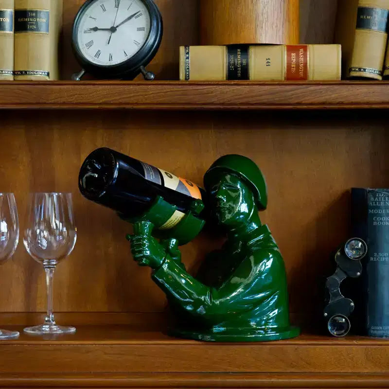 Foster & Rye Porta Bottiglie di Vino Omino Verde Esercito, Porta Vino Decorativo da Tavolo a Forma di Soldato in Poliresina, Porta Bottiglie Decorativo, Decorazione per Cucina, Regali per Bar di Casa