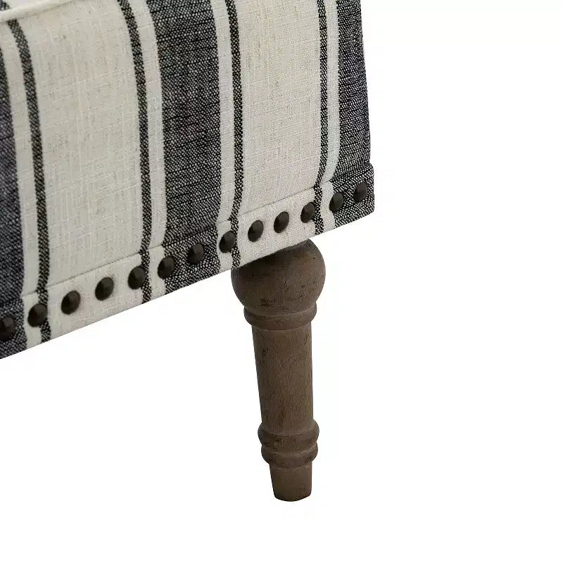 Poltrona da camera Venere in legno e tessuto con borchie e design a righe unico | ART OF LIVING DESIGNS