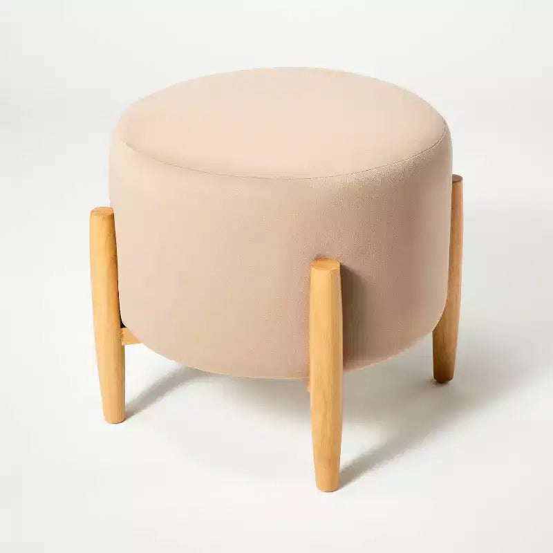 Pouf Elroy in velluto rotondo con gambe in legno - Threshold designed with Studio McGee