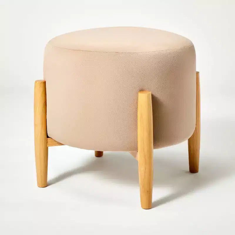 Pouf Elroy in velluto rotondo con gambe in legno - Threshold designed with Studio McGee