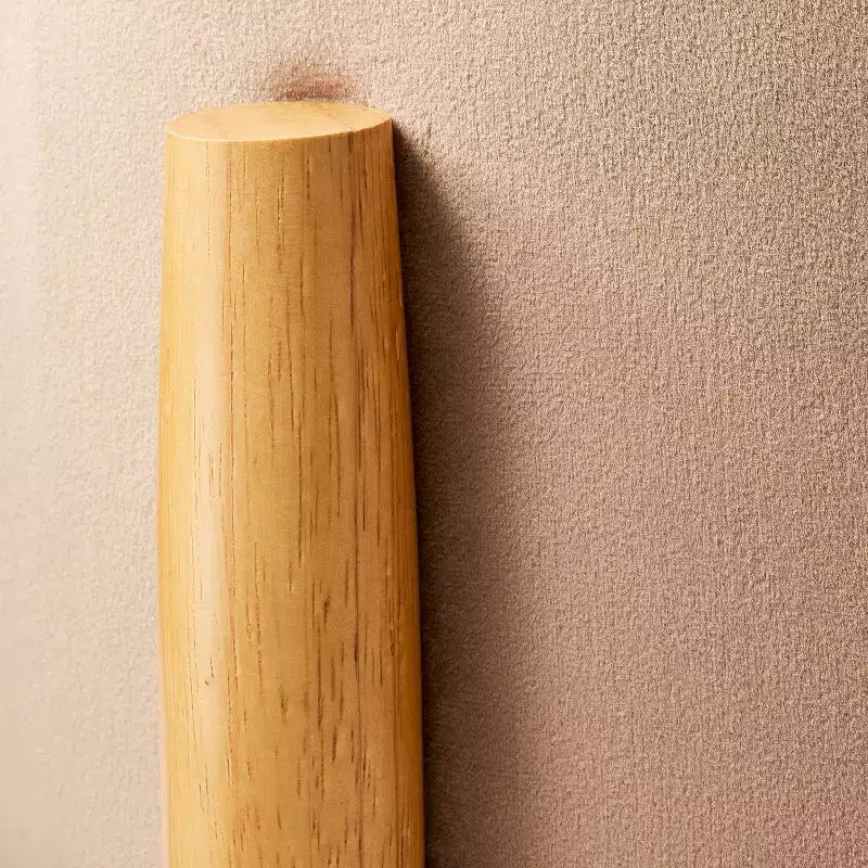 Pouf Elroy in velluto rotondo con gambe in legno - Threshold designed with Studio McGee