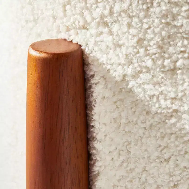 Pouf Elroy in velluto rotondo con gambe in legno - Threshold designed with Studio McGee