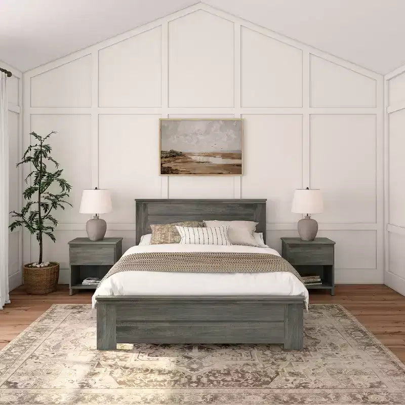 Letto matrimoniale Plank+Beam Farmhouse con testiera a pannelli, letto a piattaforma in legno massello