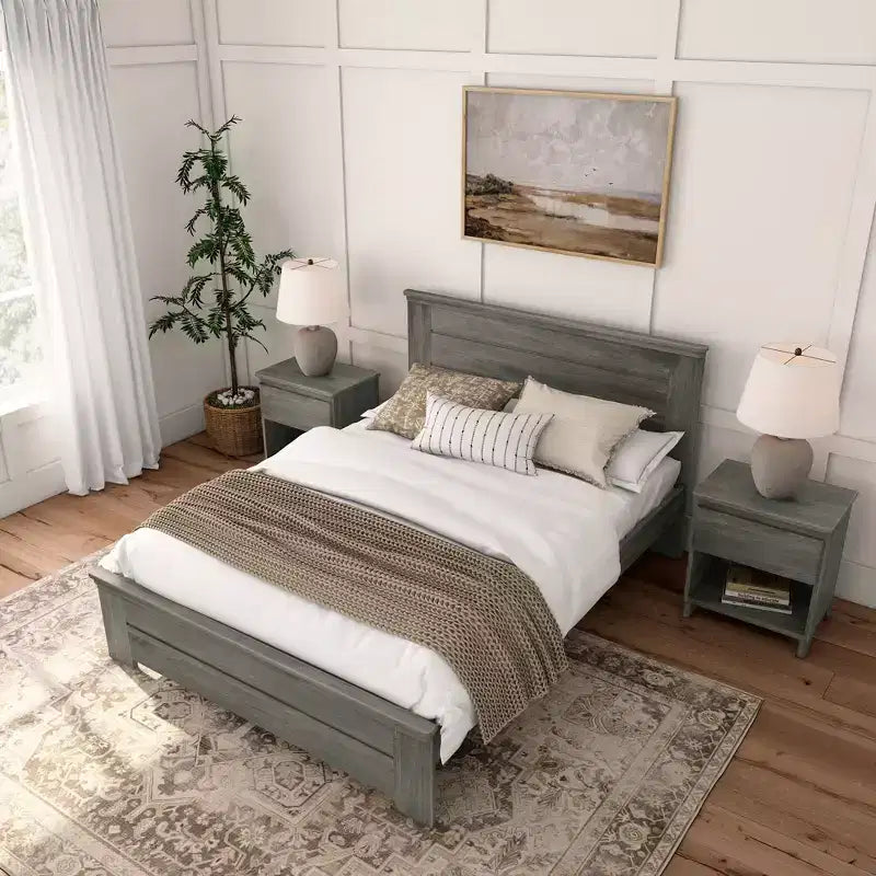 Letto matrimoniale Plank+Beam Farmhouse con testiera a pannelli, letto a piattaforma in legno massello