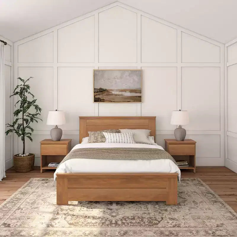 Letto matrimoniale Plank+Beam Farmhouse con testiera a pannelli, letto a piattaforma in legno massello