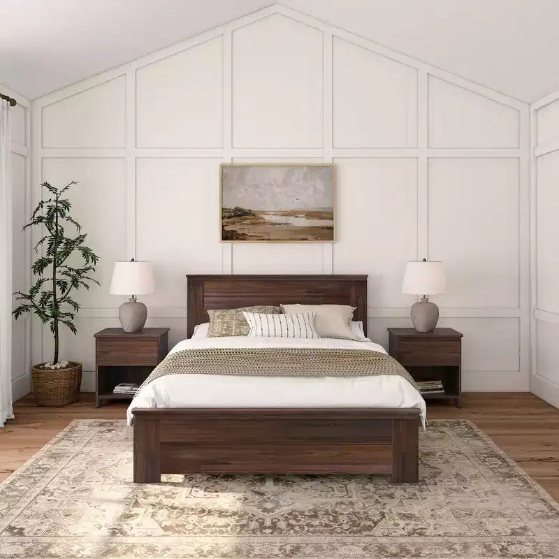 Letto matrimoniale Plank+Beam Farmhouse con testiera a pannelli, letto a piattaforma in legno massello