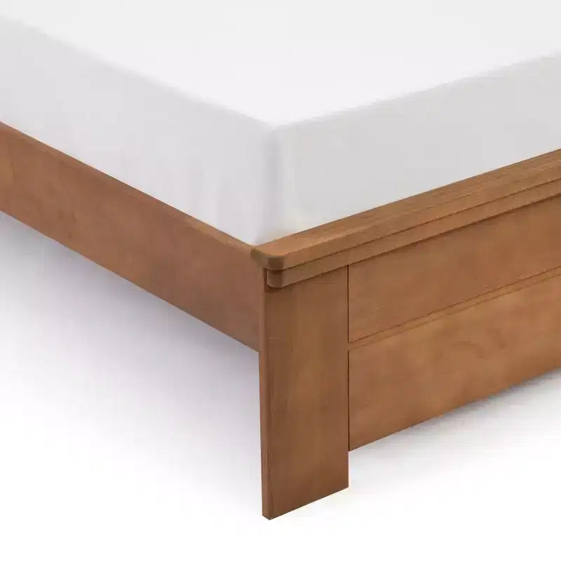 Letto matrimoniale Plank+Beam Farmhouse con testiera a pannelli, letto a piattaforma in legno massello