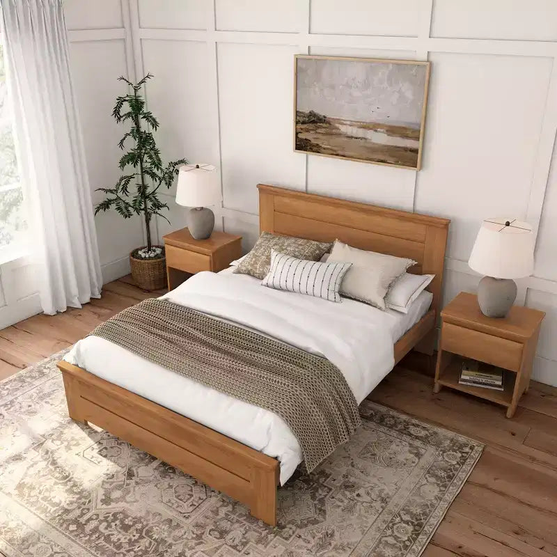Letto matrimoniale Plank+Beam Farmhouse con testiera a pannelli, letto a piattaforma in legno massello