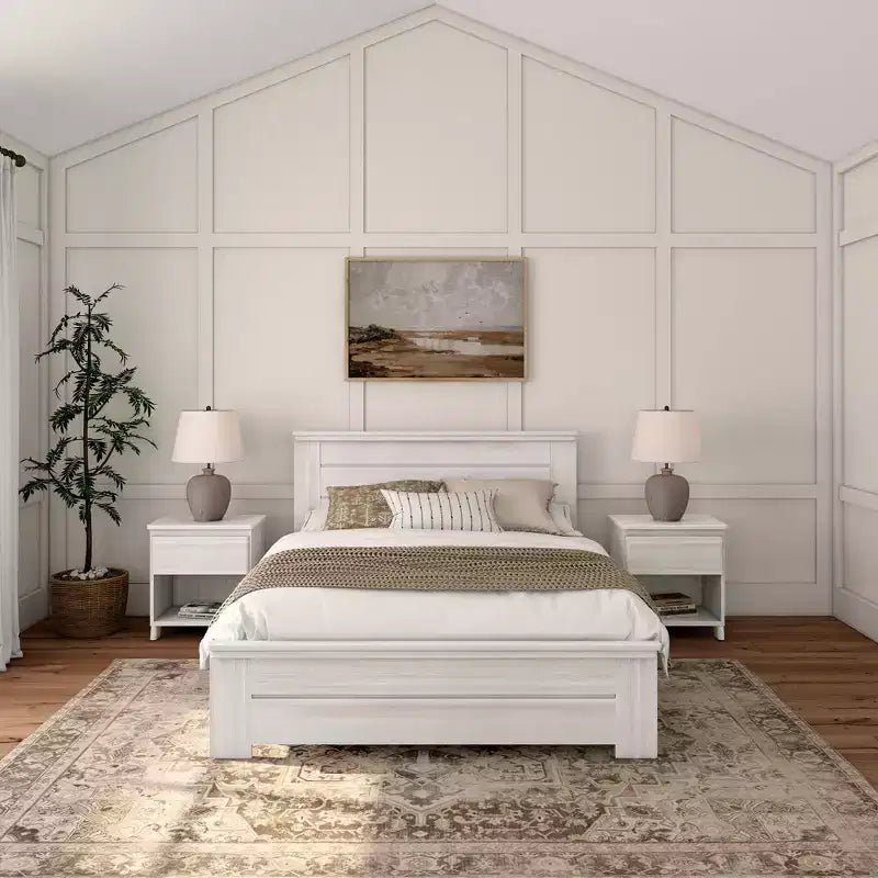 Letto matrimoniale Plank+Beam Farmhouse con testiera a pannelli, letto a piattaforma in legno massello