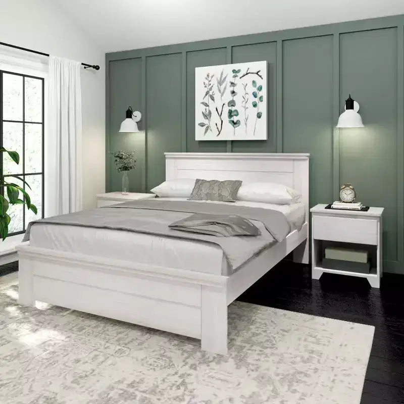 Letto matrimoniale Plank+Beam Farmhouse con testiera a pannelli, letto a piattaforma in legno massello
