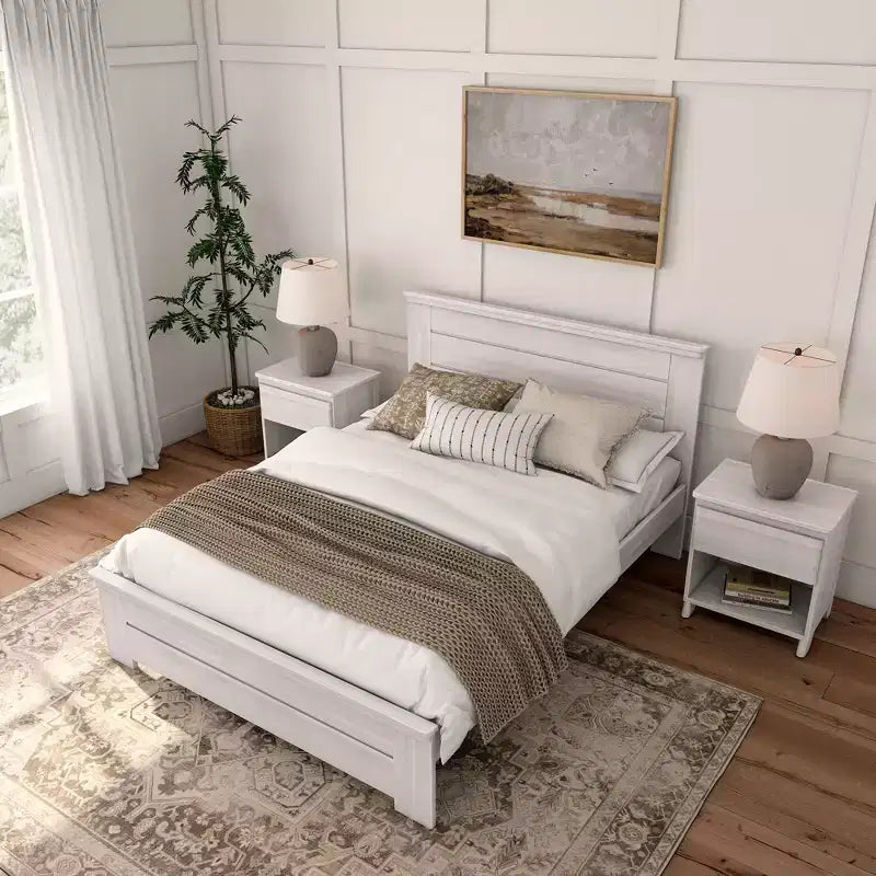 Letto matrimoniale Plank+Beam Farmhouse con testiera a pannelli, letto a piattaforma in legno massello