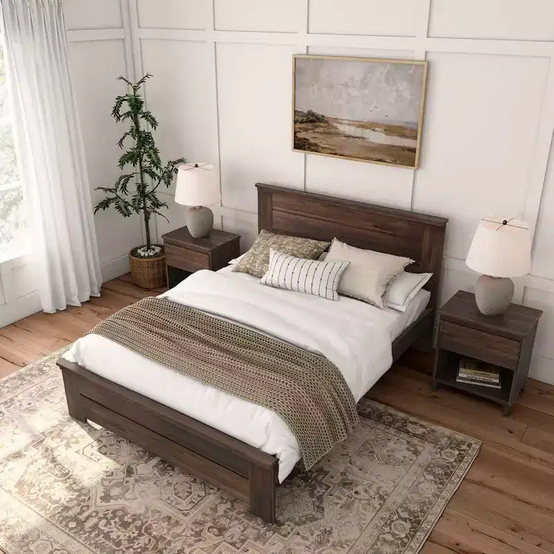 Letto matrimoniale Plank+Beam Farmhouse con testiera a pannelli, letto a piattaforma in legno massello