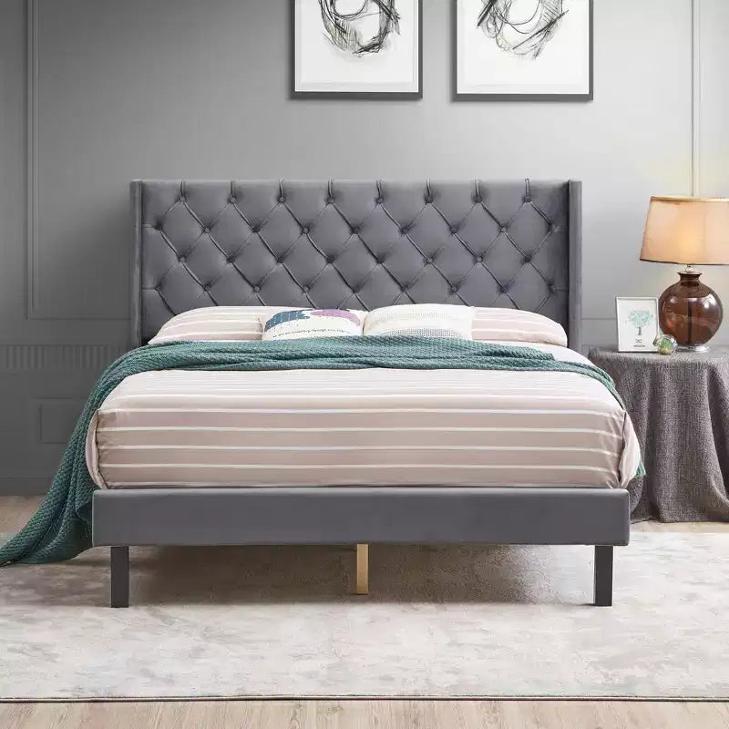 Letto a piattaforma imbottito in velluto con bottoni, misura Queen, grigio - ModernLuxe