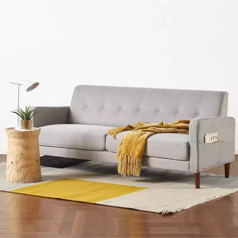 Divano moderno Adair di metà secolo con tasche sui braccioli e tessuto in lino trapuntato - Mellow