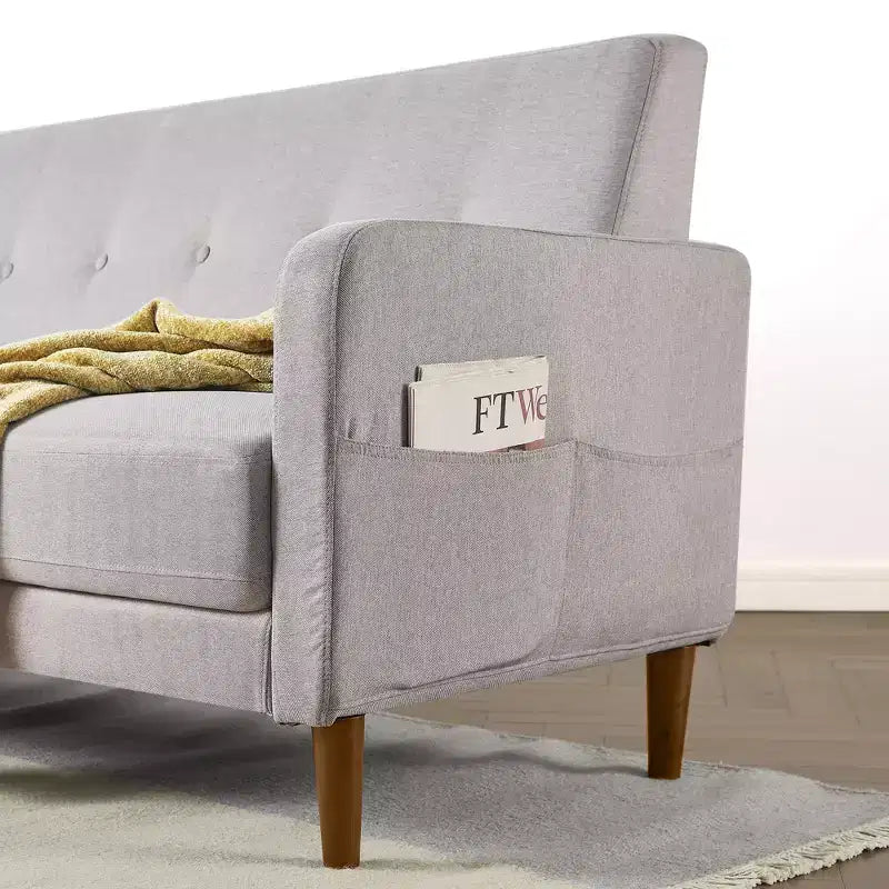 Divano moderno Adair di metà secolo con tasche sui braccioli e tessuto in lino trapuntato - Mellow