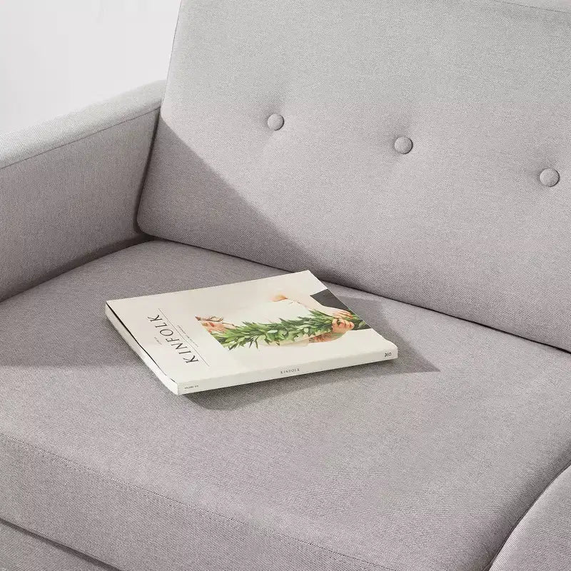Divano moderno Adair di metà secolo con tasche sui braccioli e tessuto in lino trapuntato - Mellow