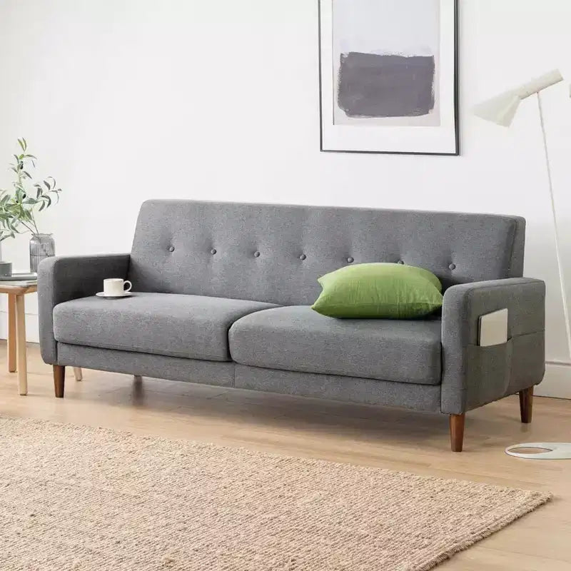Divano moderno Adair di metà secolo con tasche sui braccioli e tessuto in lino trapuntato - Mellow