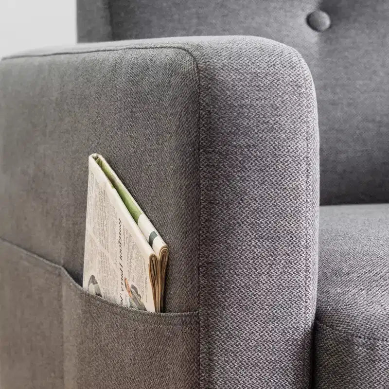Divano moderno Adair di metà secolo con tasche sui braccioli e tessuto in lino trapuntato - Mellow