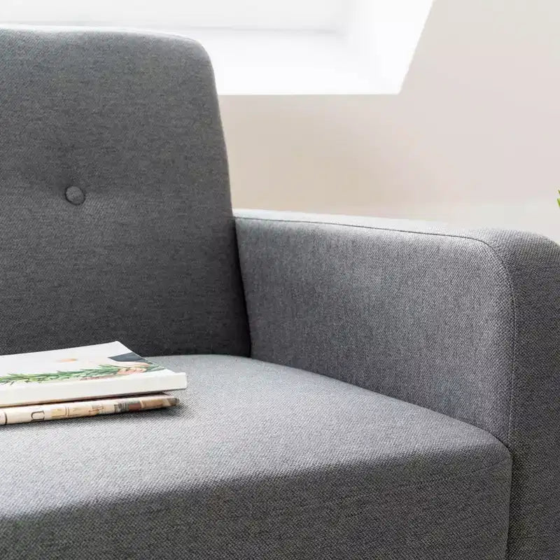 Divano moderno Adair di metà secolo con tasche sui braccioli e tessuto in lino trapuntato - Mellow