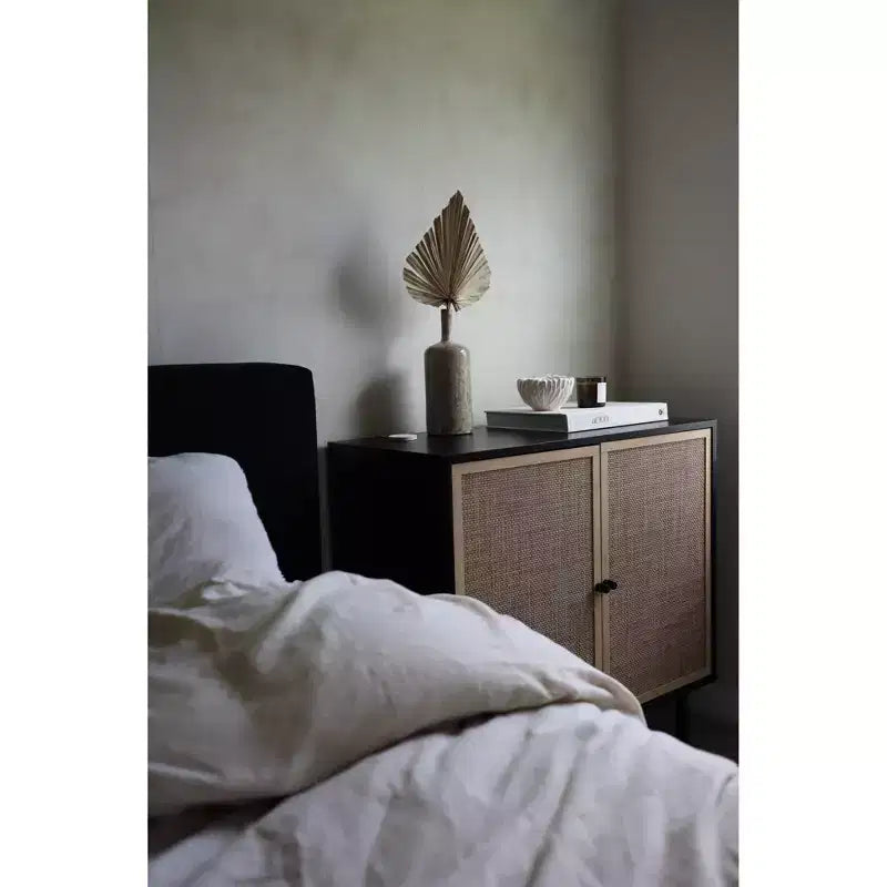 Mobiletto contenitore Kova in legno e rattan - Nathan James