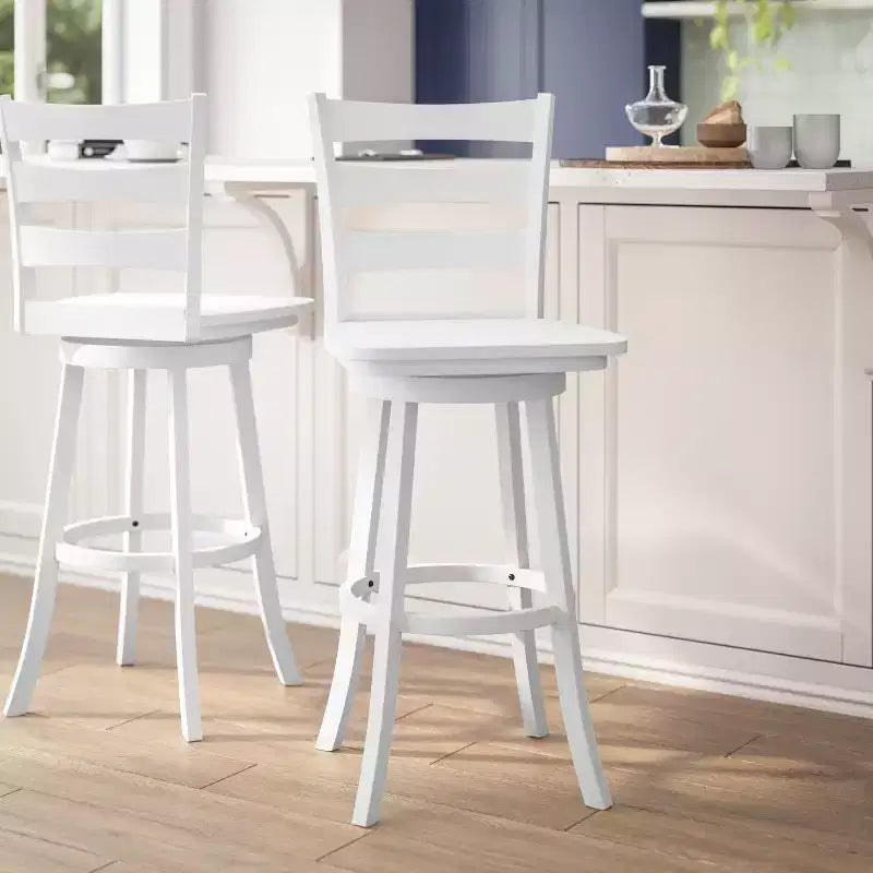 Sgabello da bar girevole in legno massello con schienale a scala, altezza bancone, qualità commerciale Liesel di Flash Furniture, con sedile in legno massello