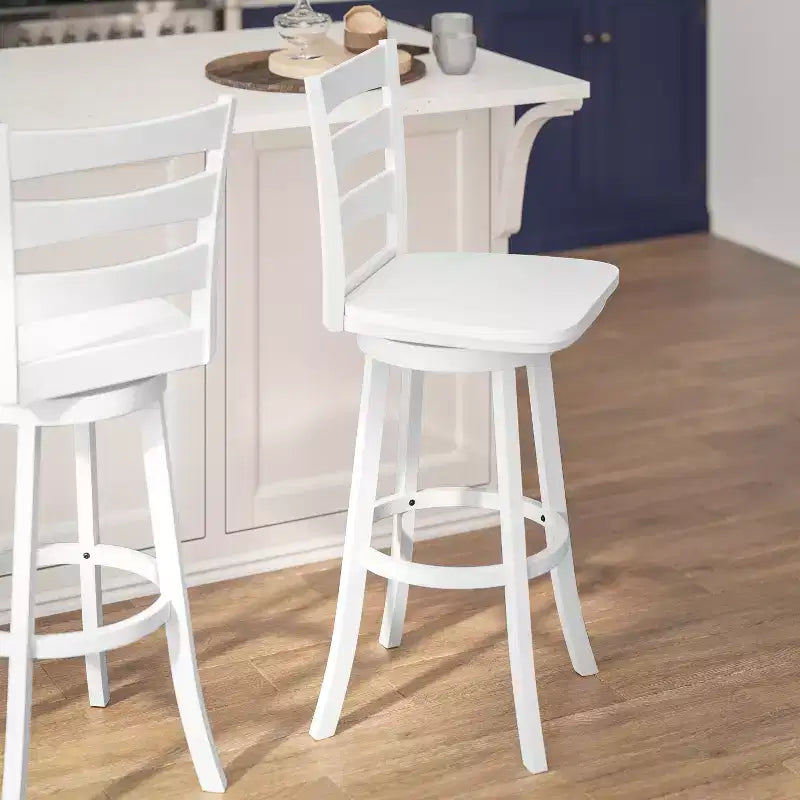 Sgabello da bar girevole in legno massello con schienale a scala, altezza bancone, qualità commerciale Liesel di Flash Furniture, con sedile in legno massello