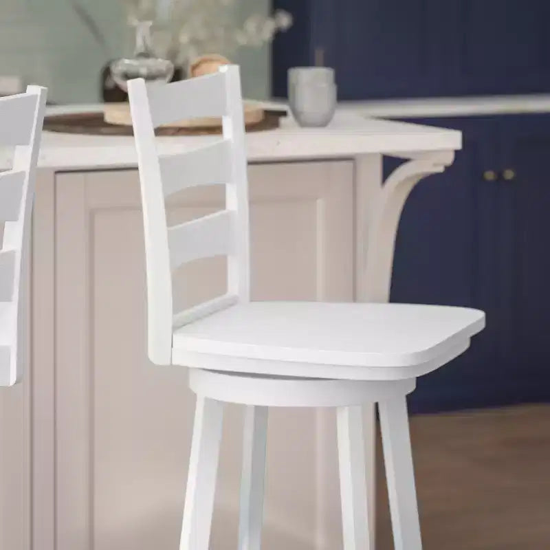 Sgabello da bar girevole in legno massello con schienale a scala, altezza bancone, qualità commerciale Liesel di Flash Furniture, con sedile in legno massello