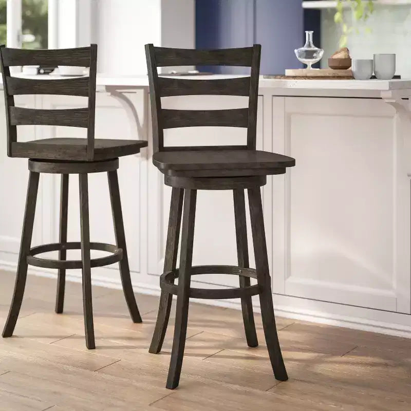 Sgabello da bar girevole in legno massello con schienale a scala, altezza bancone, qualità commerciale Liesel di Flash Furniture, con sedile in legno massello