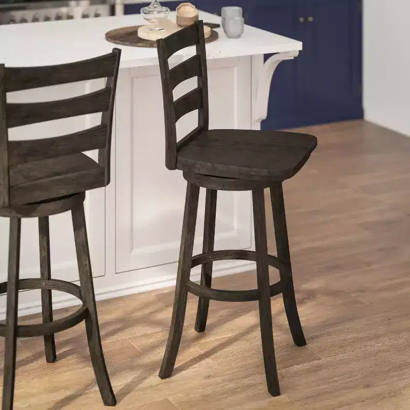Sgabello da bar girevole in legno massello con schienale a scala, altezza bancone, qualità commerciale Liesel di Flash Furniture, con sedile in legno massello