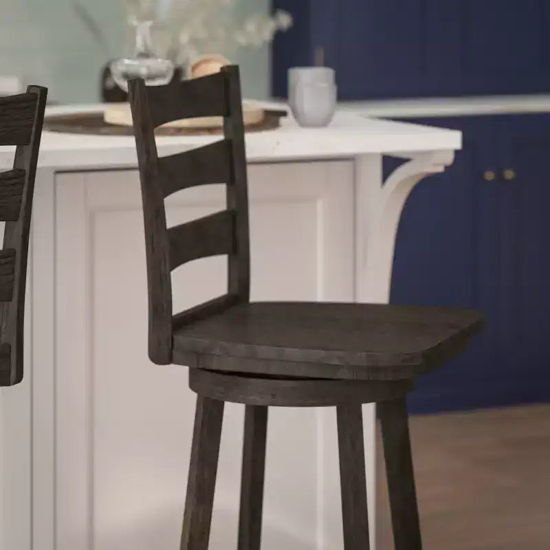 Sgabello da bar girevole in legno massello con schienale a scala, altezza bancone, qualità commerciale Liesel di Flash Furniture, con sedile in legno massello