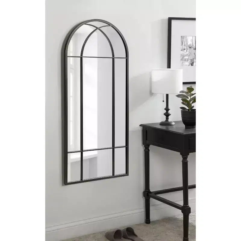 Specchio da parete ad arco in metallo Dolbrook di Kate and Laurel, 19x40, nero