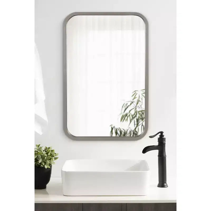 Specchio rettangolare con angoli arrotondati Kate and Laurel Hutton con cornice in legno