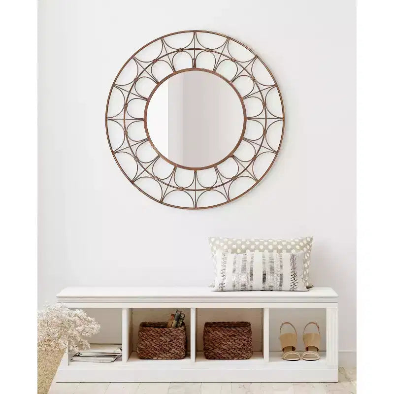 Specchio decorativo rotondo in metallo Avoca di Kate and Laurel, 28 di diametro, bronzo