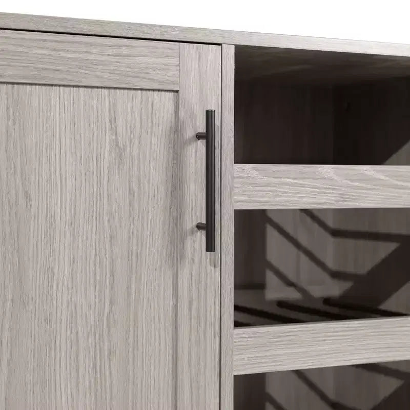Mobile bar e credenza classici Emma and Oliver con armadietto a porta singola in stile shaker con portabicchieri sospeso e mensole aperte per bottiglie