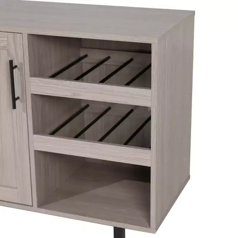 Mobile bar e credenza classici Emma and Oliver con armadietto a porta singola in stile shaker con portabicchieri sospeso e mensole aperte per bottiglie