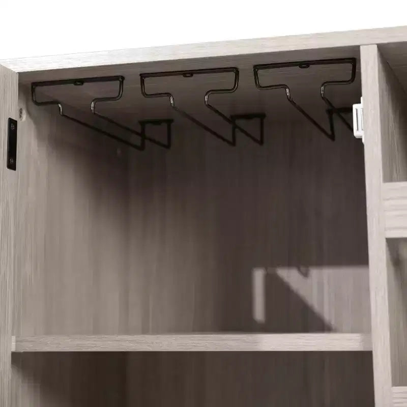 Mobile bar e credenza classici Emma and Oliver con armadietto a porta singola in stile shaker con portabicchieri sospeso e mensole aperte per bottiglie